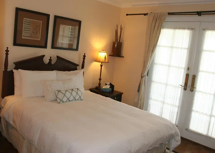 Classic Annex Queen Room